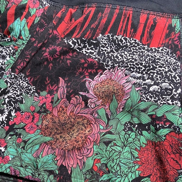 Lululemon Hotty Hot Floral Women's Shorts Size 4- Look New! - Picture 7 of 9